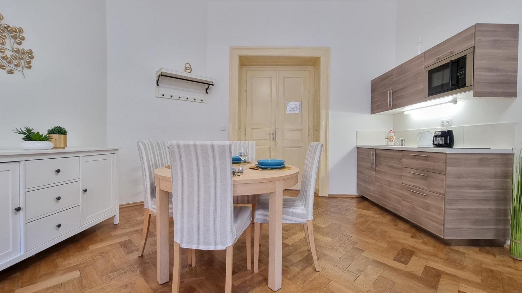 Finnem Rentals Tyrsova Praha Bagian luar foto