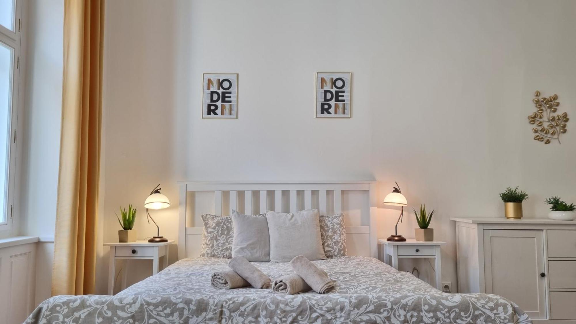 Finnem Rentals Tyrsova Praha Bagian luar foto