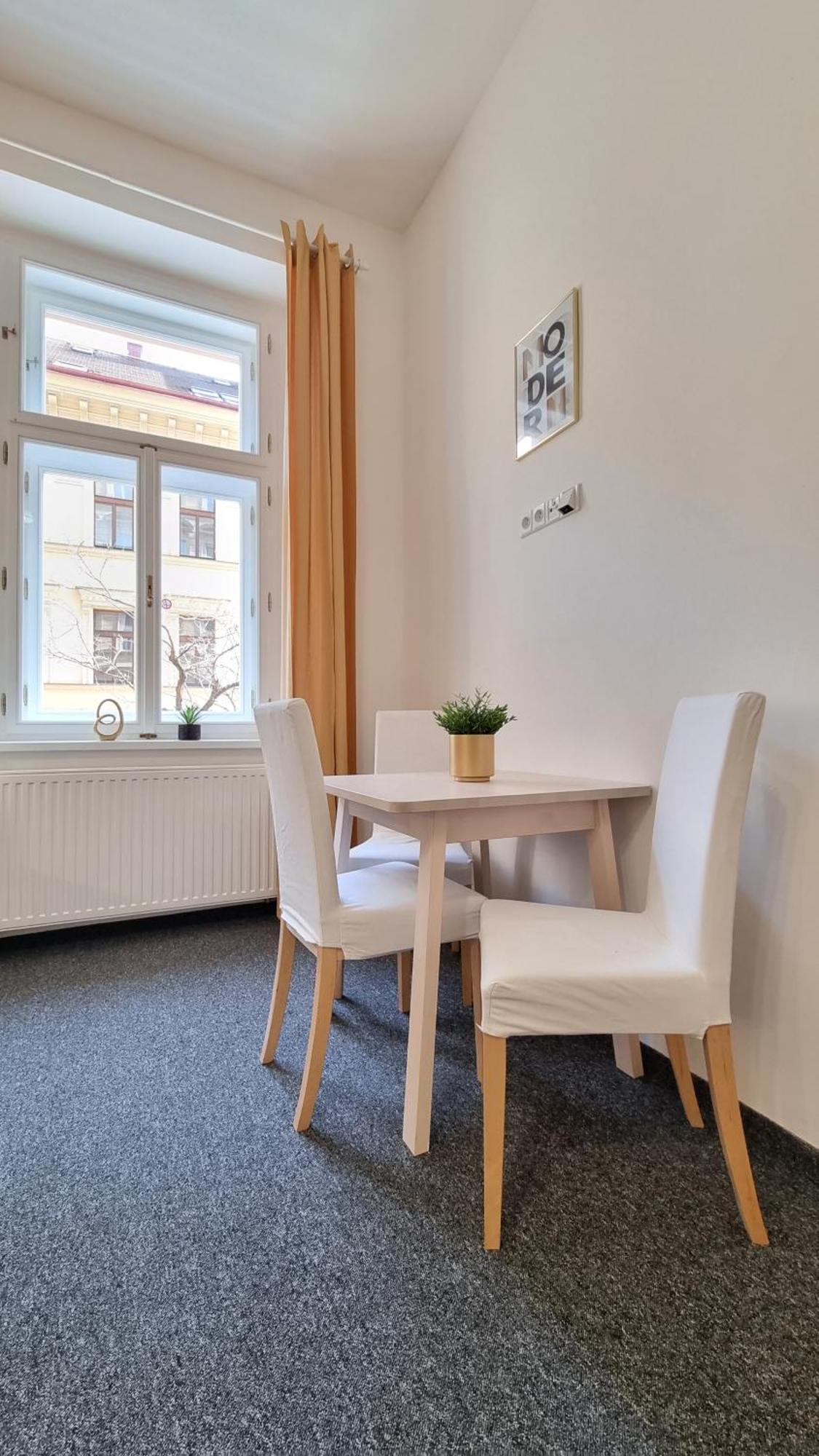 Finnem Rentals Tyrsova Praha Bagian luar foto